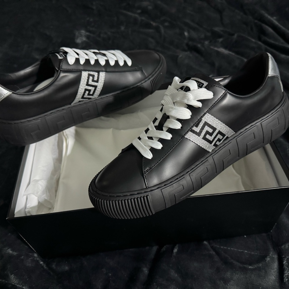 MEN’S EMBROIDERED GRECA LOW TOP SNEAKERS